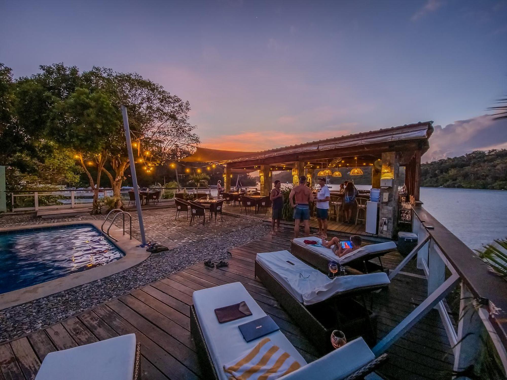Edgewater Dive & Spa Resort Puerto Galera Exterior foto