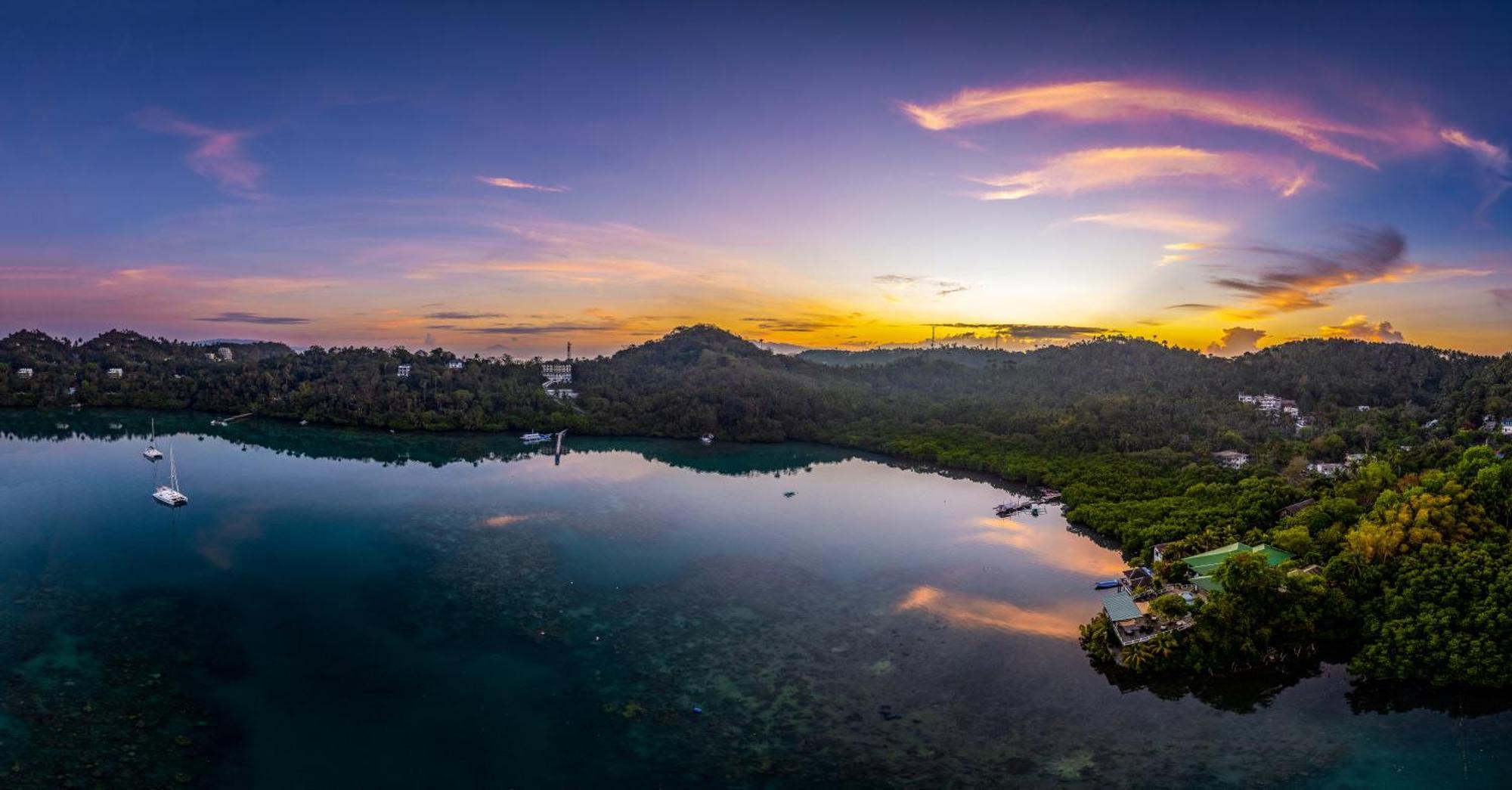 Edgewater Dive & Spa Resort Puerto Galera Exterior foto